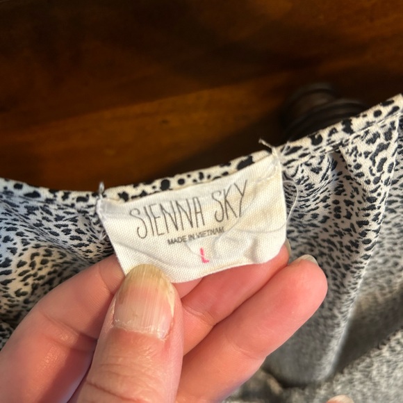 Rayon very comfy black white animal print long sleeve top - Picture 2 of 4